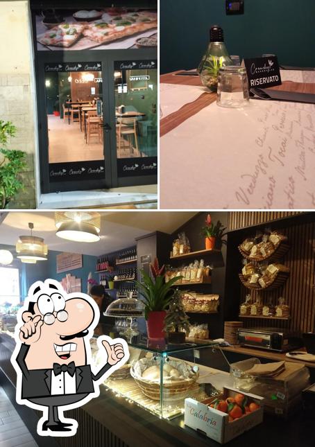 Parmi les différentes choses de la intérieur et la extérieur, une personne peut trouver sur Crunchy Bakery Lab