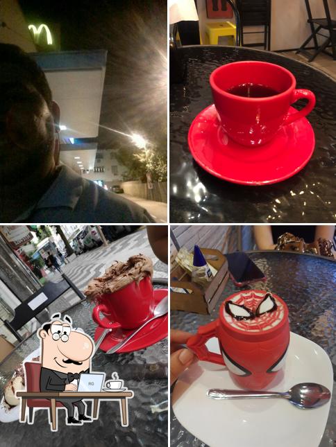 O interior do Tarantino Coffee n Geek