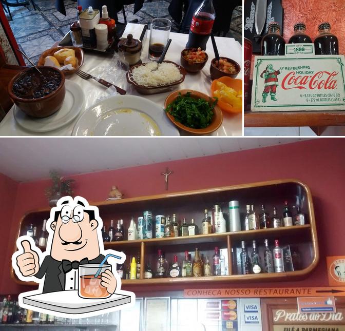 Dê uma olhada a ilustração mostrando bebida e cidadãos no Restaurante São Paulo