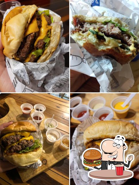 Delicie-se com um hambúrguer no PC Burger Hamburgueria Artesanal