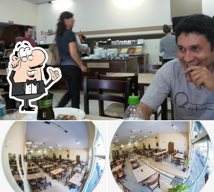 Sente em uma das mesas no Cometa's Restaurante