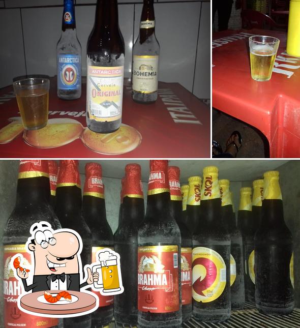 Desfute um copo de cerveja leve ou escura