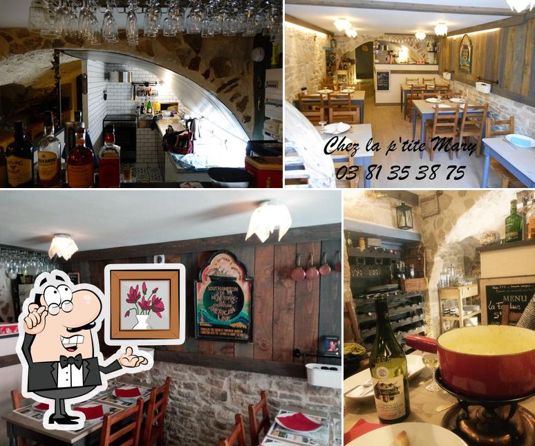 La intérieur et boire du restaurant