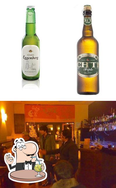 La immagine di bevanda e bancone da bar da Spizzulio