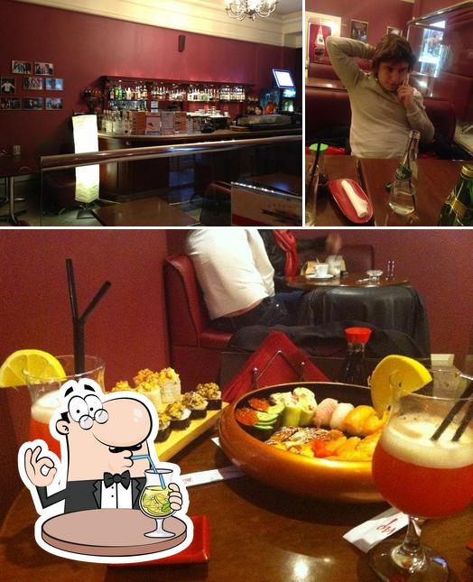 Посмотрите на это изображение, где видны напитки и барная стойка в Анимэ