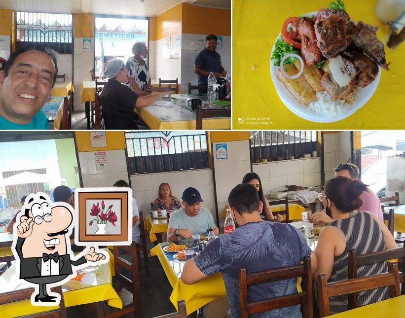 A imagem da interior e comida no Restaurante berimbau de ouro