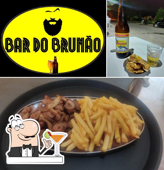 Confira a imagem mostrando bebida e comida no Bar do Brunão