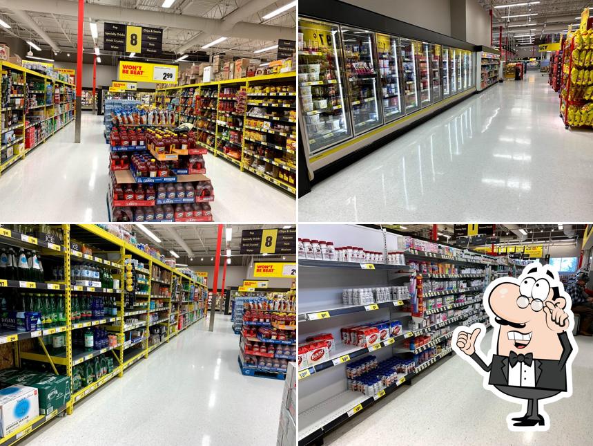 L'intérieur de Mark's NOFRILLS Cochrane