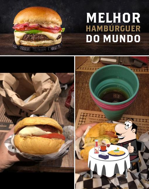 Peça um hambúrguer no Hamburgueria T.T. Burger