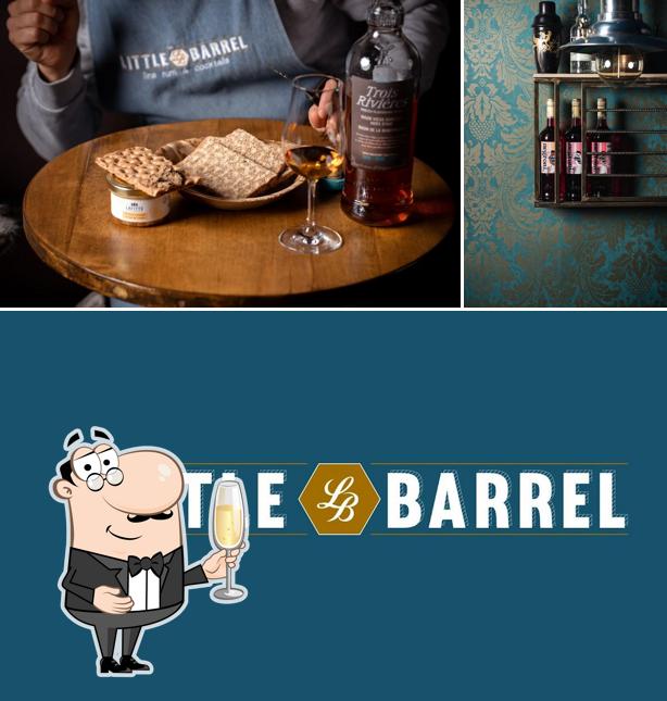Little Barrel serve un'ampia serie di cocktail e drink alcolici