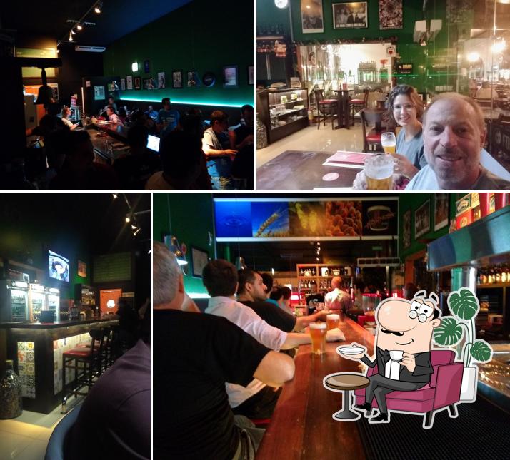 Sente em uma das mesas no Formosa Pub Cervejaria Restaurante Música
