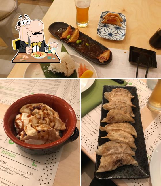 La foto di cibo e interni da Leo's Gyoza Factory