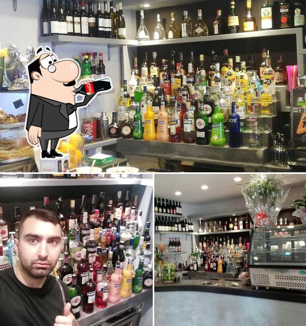 Tra le varie cose da Bar 553 si possono trovare la bevanda e bancone da bar