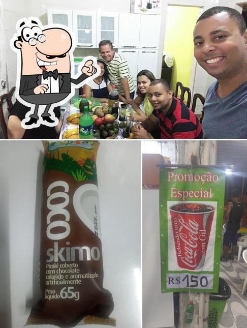 Sente em uma das mesas no GIL BURGUER