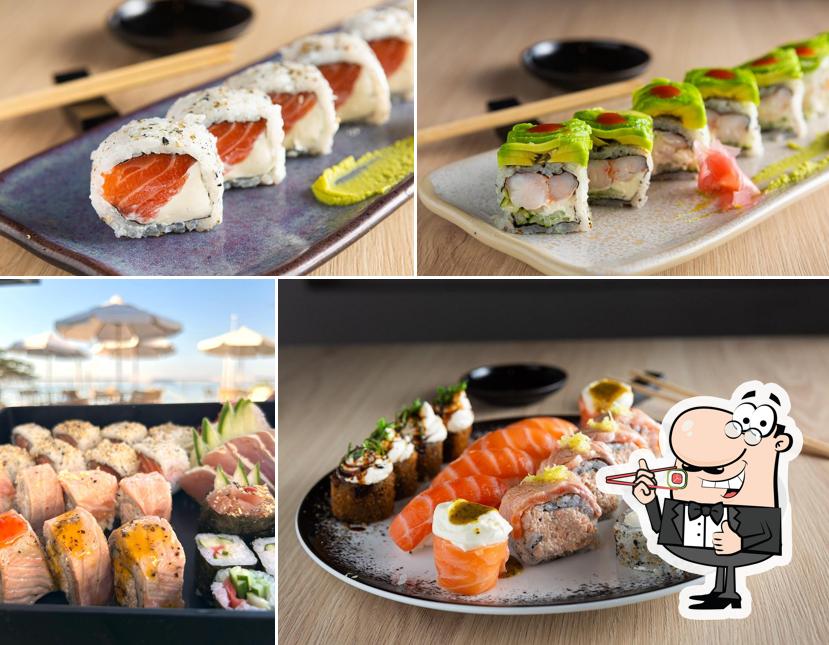 Rolos de sushi são disponibilizados no Koh Tao Cozinha Asiática