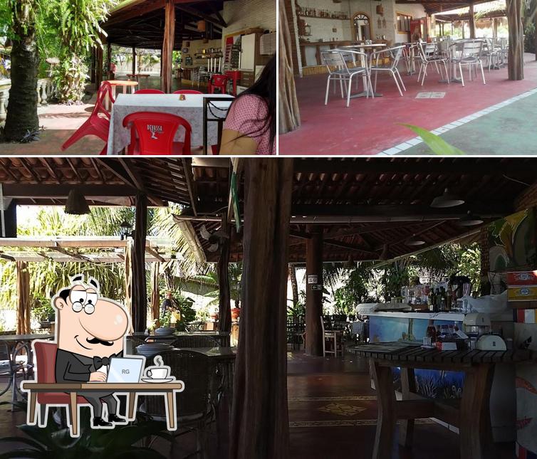 Sente em uma das mesas no O Encontro Bar e Restaurante Massagueira e PIZZARIA