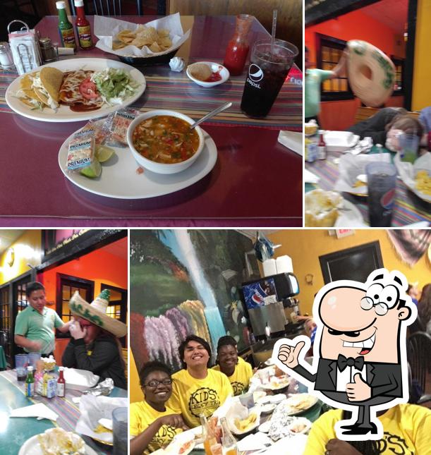 Mire esta imagen de El Poncho Mexican Restaurant