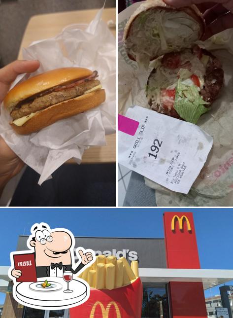 A foto do McDonald's’s comida e exterior