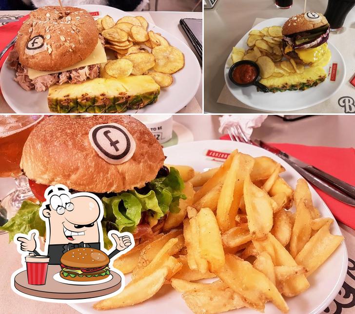 Ordina un hamburger a Fonzarelli's American Diner