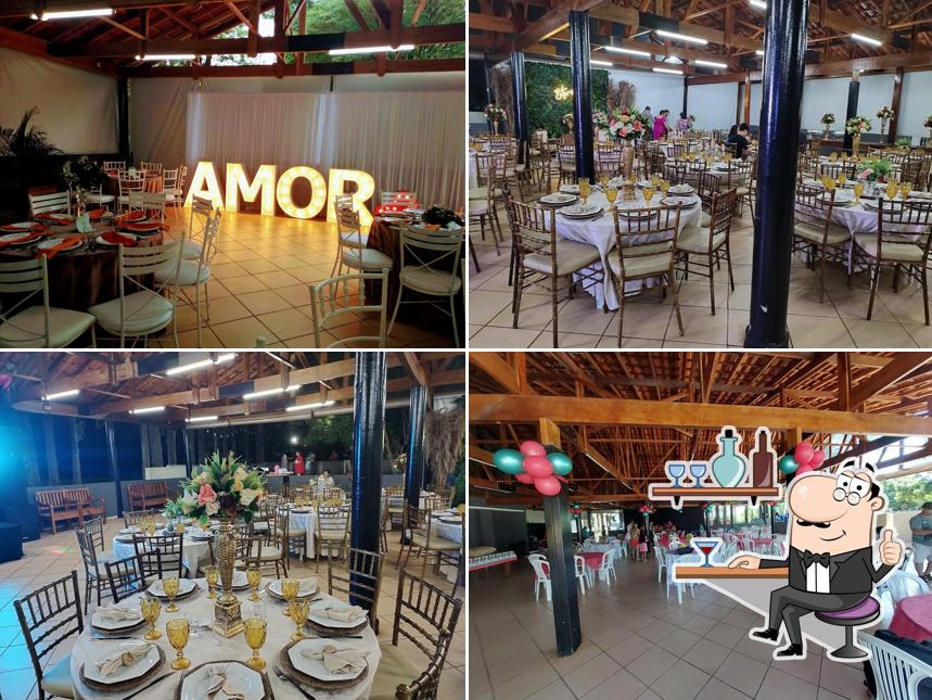 Sente em uma das mesas no Chácara Clube dos Doze - Eventos em Cambe, PR