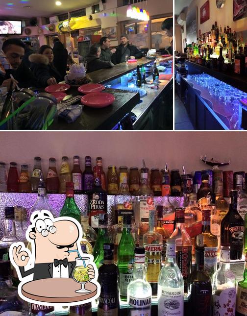 Tra le diverse cose da Bar di Jianna si possono trovare la bevanda e interni