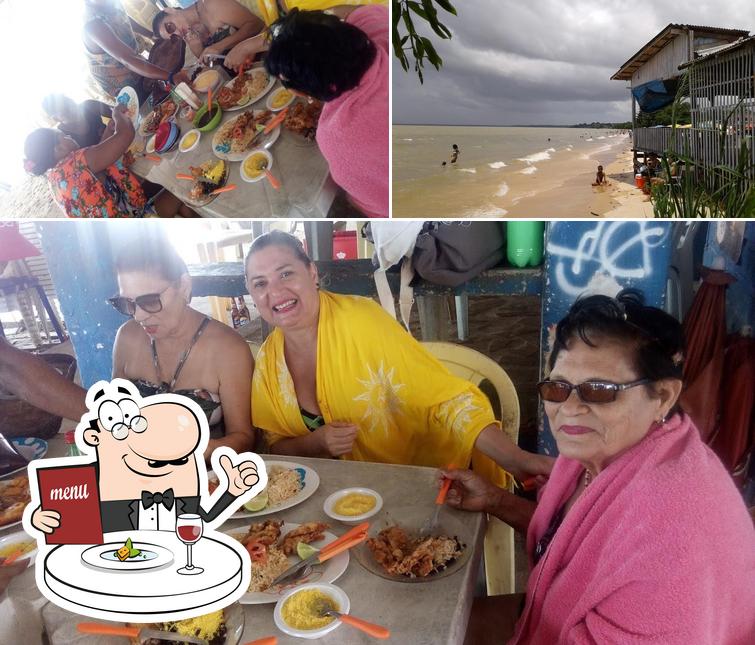 Entre diversos coisas, comida e exterior podem ser encontrados no Bar Praia Grande, Ilha De Outeiro