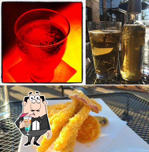 Напитки и еда в Raku Sushi & Lounge