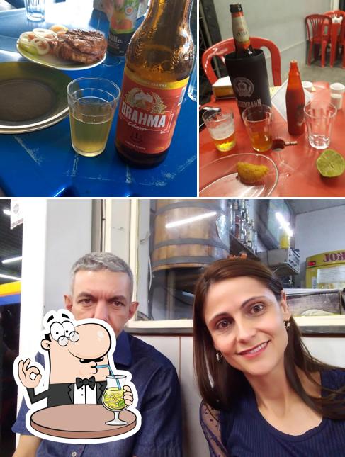 A foto da bebida e exterior no Bar e Restaurante Pé de Porco