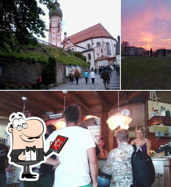 Tra le varie cose da Osteria ae Cavaine si possono trovare la esterno e bancone da bar