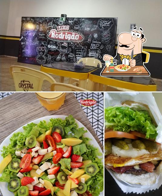 Confira a imagem ilustrando comida e interior no Rodrigão Lanches