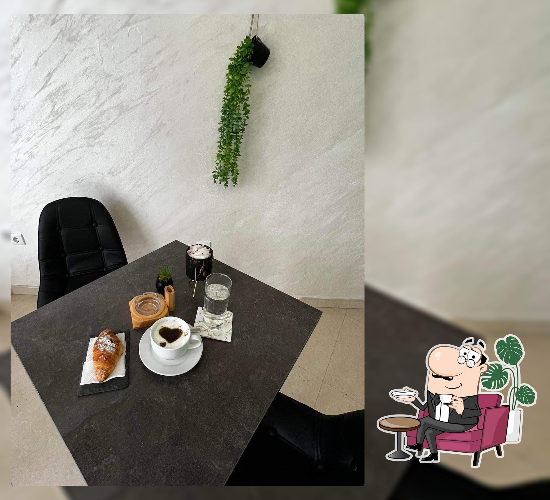 Installez-vous à l'une des tables de Cafe bar Lux