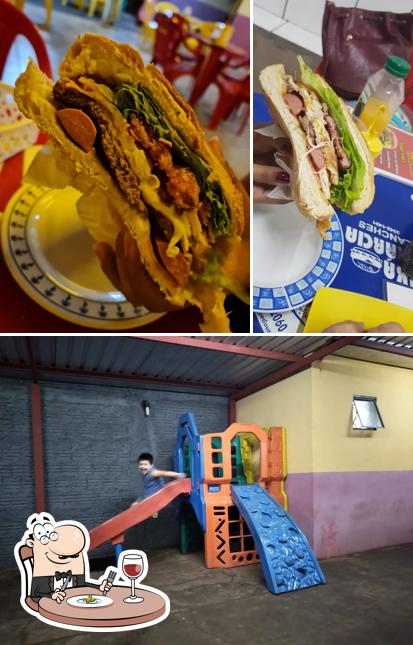 Confira a foto ilustrando comida e área de lazer no Tuca E Marcia Lanches