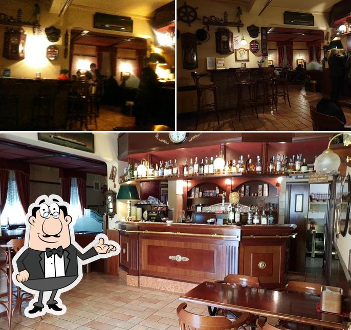 Questa è la immagine che mostra la interni e bancone da bar di English House