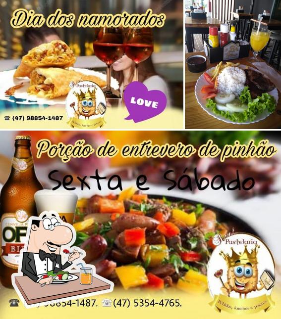 Entre diferentes coisas, comida e bebida podem ser encontrados no B. Haus Café E Pastel