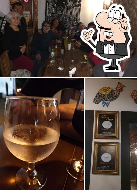 A imagem da interior e álcool no Gato No Muro Pizza Bar