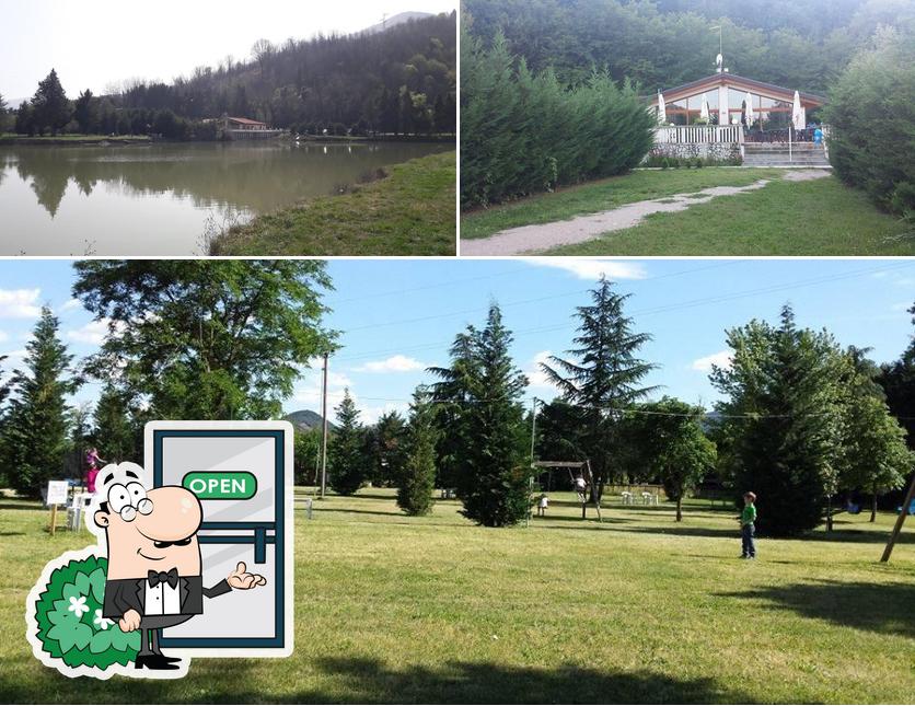 Puoi goderti l'aria fresca da seduto all'esterno di Ristorante Vista Lago