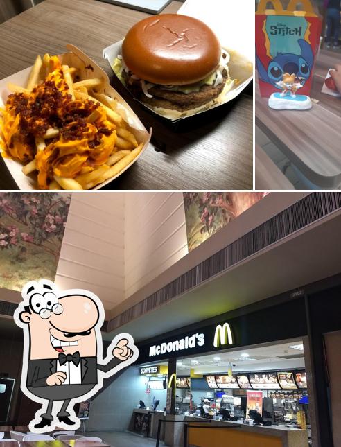 A foto da interior e comida no McDonald's - (Shopping Metropolitano Barra)