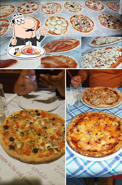 Prova una pizza a Pizzeria Da Marino con Forno a Legna