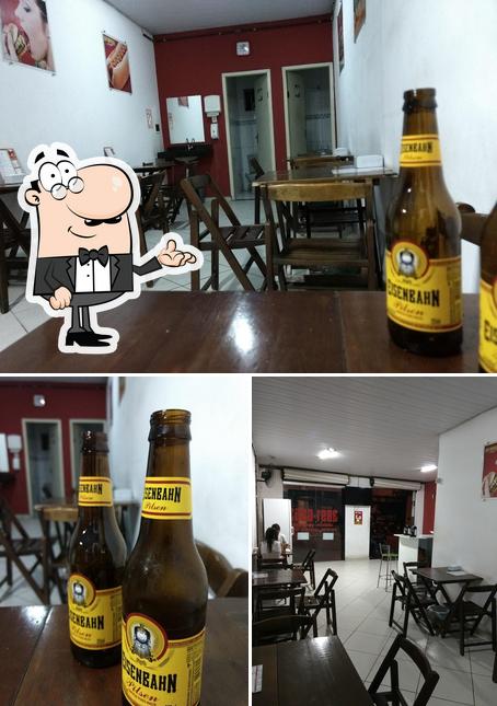 Entre diversos coisas, interior e cerveja podem ser encontrados no Triceratops Delivery