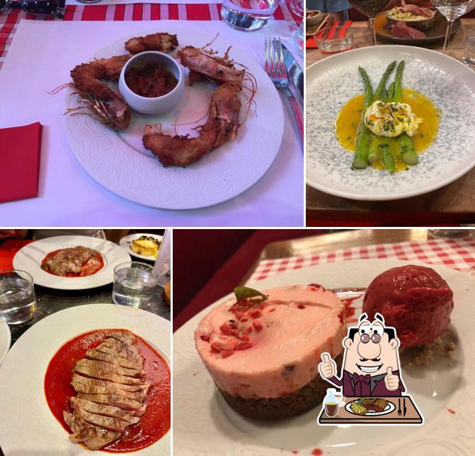 La Mère Maquerelle Bouchon Lyonnais tiene platos con carne