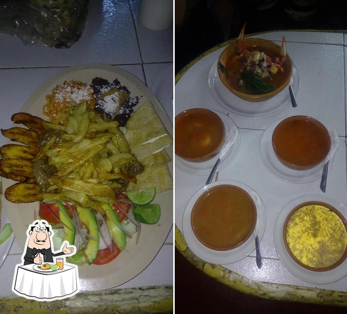 Блюда в "Palapa Restaurante "POZA AZUL""