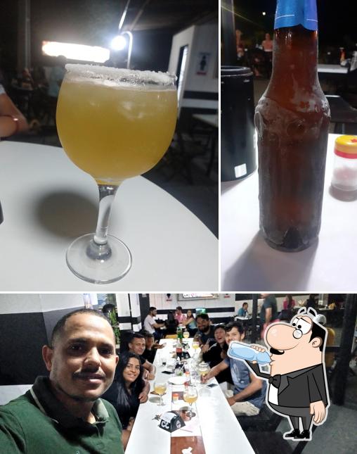 Entre diversos coisas, bebida e mesa de jantar podem ser encontrados no Espeto Recanto