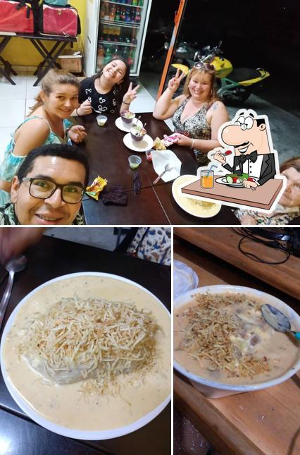Esta é a imagem mostrando comida e interior no Açai & Tato