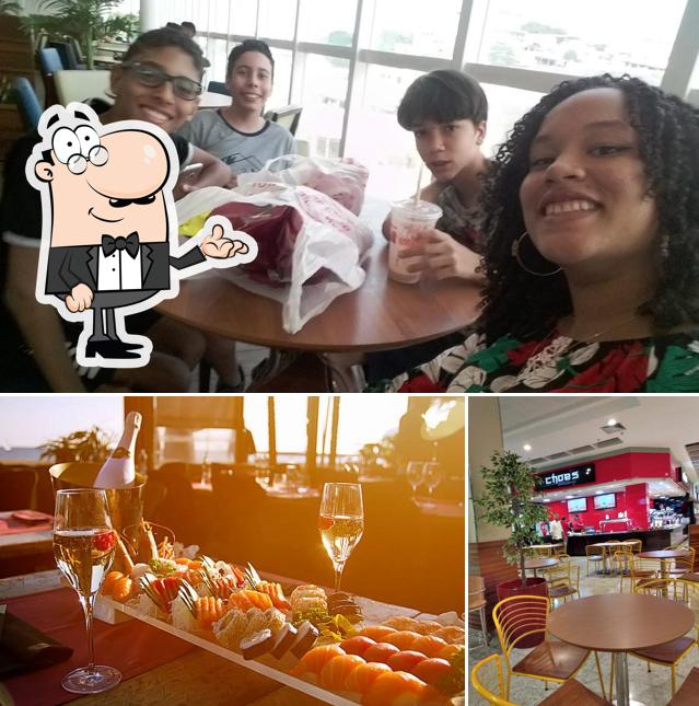 A foto do Choe's’s interior e bebida