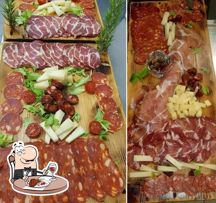 Prenditi i un pasto a base di carne a La Cantina