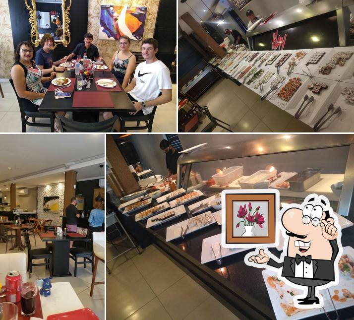 Sente em uma das mesas no Hay Sushi Itapema