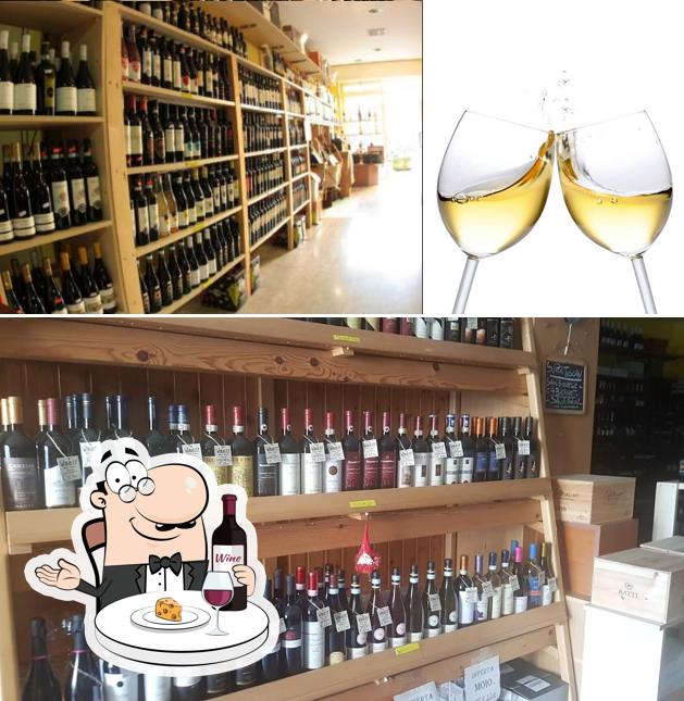 Ordina un bicchiere di vino a Winezz Wine Store