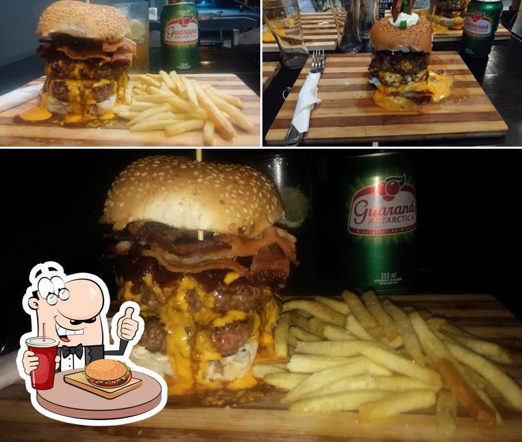 Peça um dos hambúrgueres disponíveis no Alkatraz Burguer & Pub