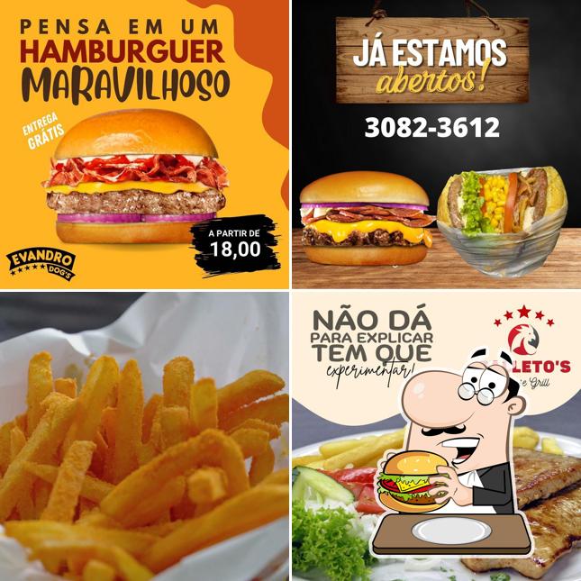 Peça um dos hambúrgueres disponíveis no Evandro Dogs