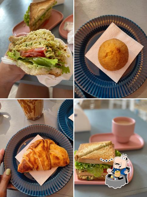 Esta é a ilustração ilustrando comida e bebida a Café na Praia